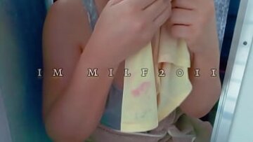 MILF al aire libre se masturba con juguetes: video de verificación amateur caliente