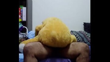 La polla peluda de Vaibhav follando su oso de peluche