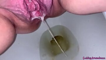 La diosa afeitada exige cada gota de semen en su coño