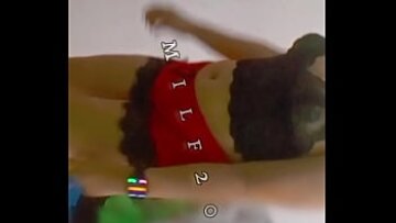 Chubby Asian Milf lucha por tomar una gran polla en público