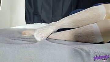 Pequeños PAWG MILF en calcetines blancos se burla del fetiche de calcetines – sin sonido