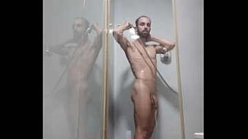 Exposición de ducha caliente: trozo muscular con enorme polla