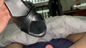 Masturbación llena de corridas con fetiche de sandalia GF
