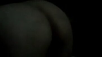 Latina Milf se baja en la fría oscuridad con pareja amateur