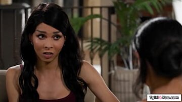 Ebony Shemale Valeria Atreides le da a Milf Penny Barber una joder y más