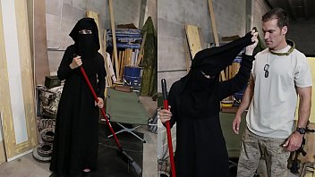 Soldado estadounidense tiene sexo brutal en un almacén con una mujer musulmana